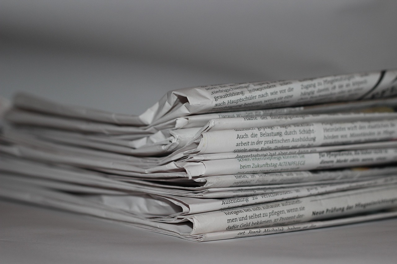 Pile de journaux d'actualité