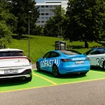 Véhicules swisscharge, gofast et Energie360 devant bornes de recharge rapide